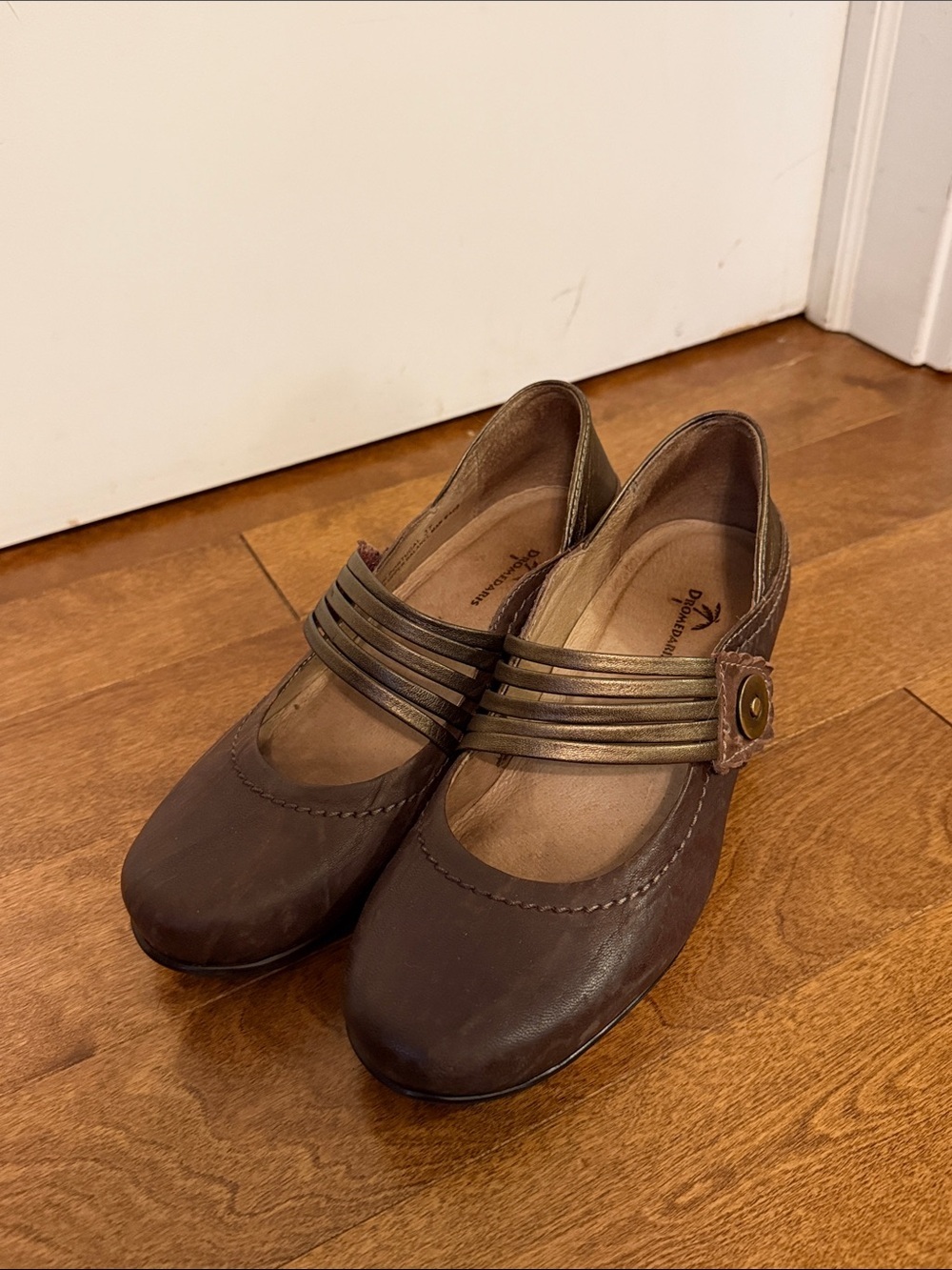 Comfort Mary Jane Leather Flats in Brown with Metallic Straps, size 37